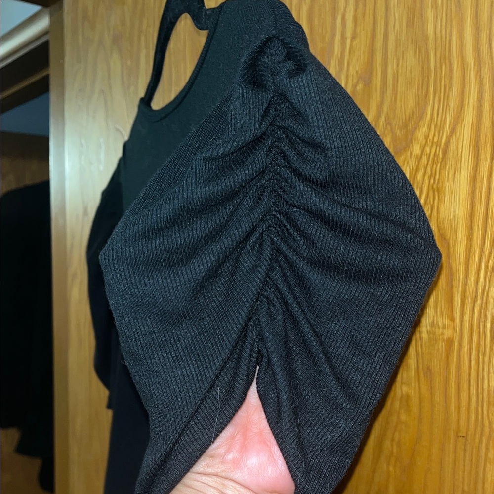 Hollister Elegant Black Puff Sleeve Blouse - Picture 6 of 7